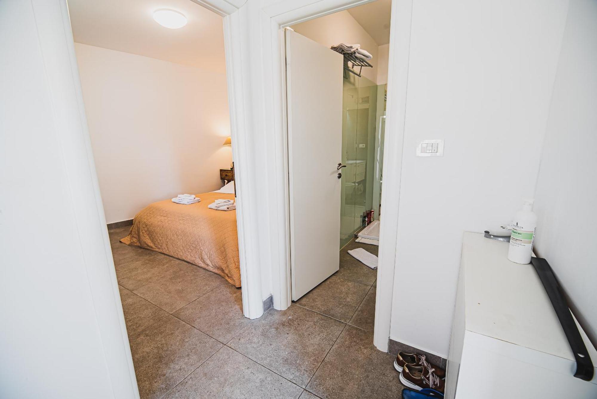 Downtown Luxury Apartments With Hot Tub Водице Номер фото