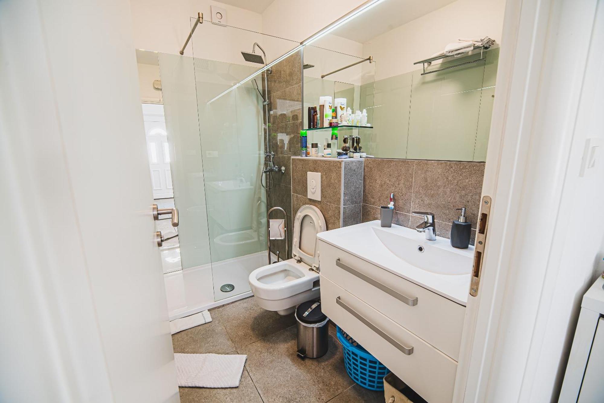 Downtown Luxury Apartments With Hot Tub Водице Номер фото