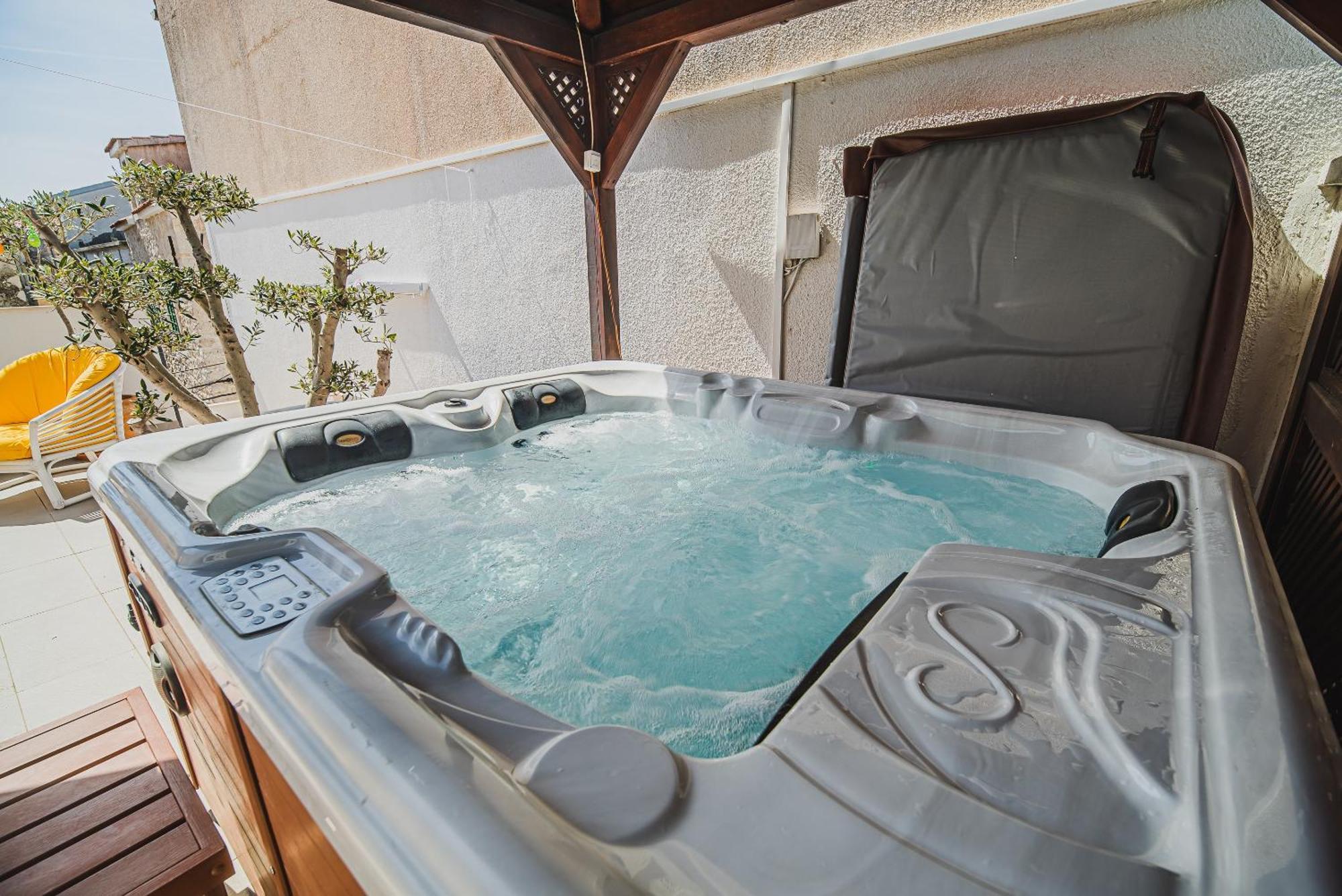 Downtown Luxury Apartments With Hot Tub Водице Номер фото