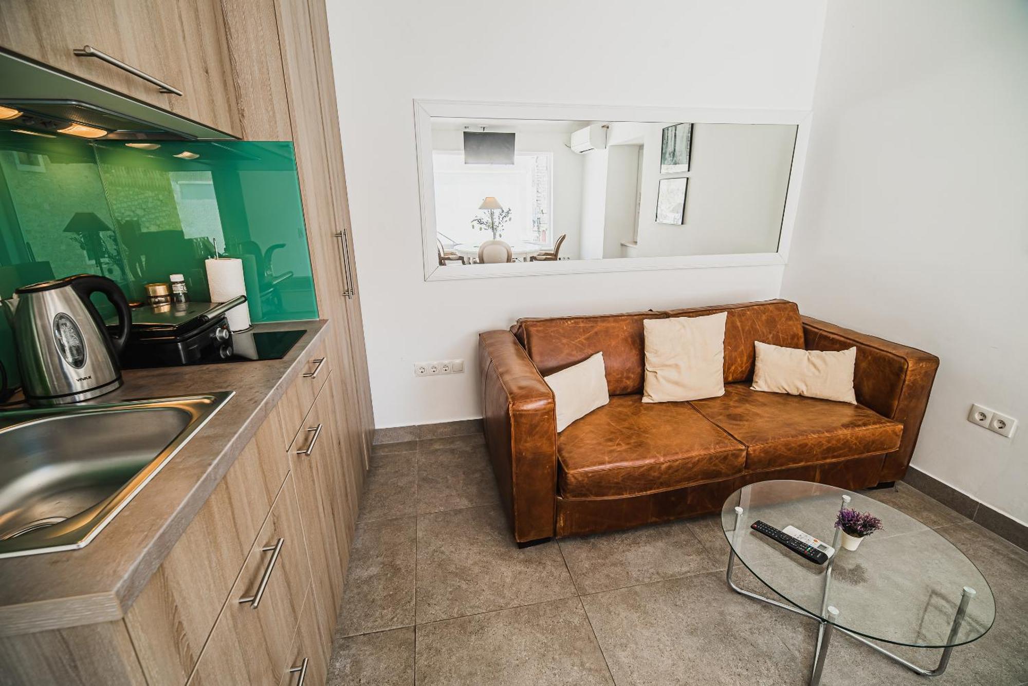 Downtown Luxury Apartments With Hot Tub Водице Номер фото