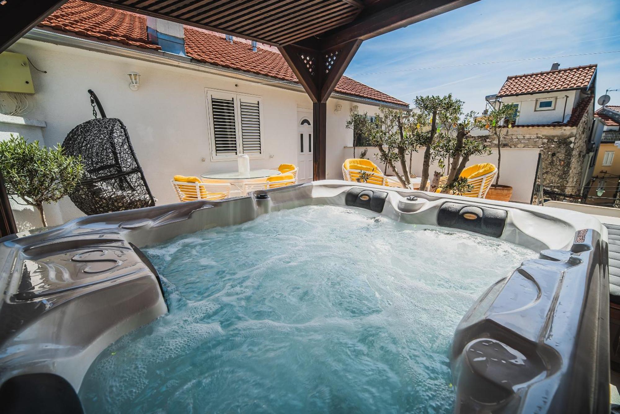 Downtown Luxury Apartments With Hot Tub Водице Номер фото